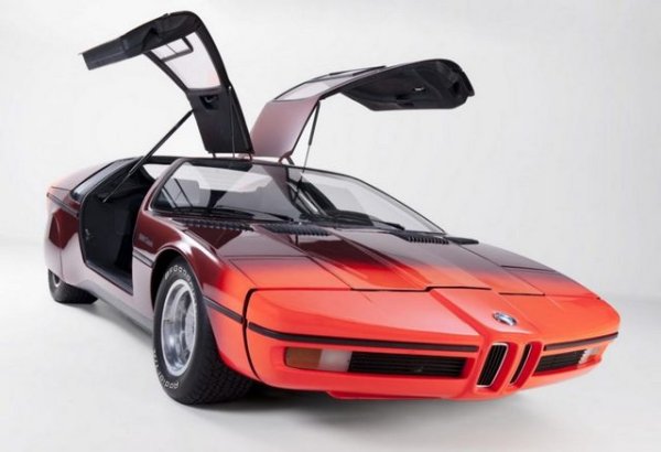 Автомобилът е създаден в чест на летните олимпийски игри в Мюнхен през 1972 г. и, за разлика от серийната си версия, се предлага с атрактивни врати Gullwing. Проектиран е от Пол Брак, базиран е на модифицирано шаси от 2002 г. с двигател от среден клас.

Автомобилът развива с мощност 276 к.с. при 7100 об/мин и може да ускорява до 100 км/ч за 6,6 секунди. Максималната скорост е 250 км/ч. Създадени ни са само 2 екземпляра.